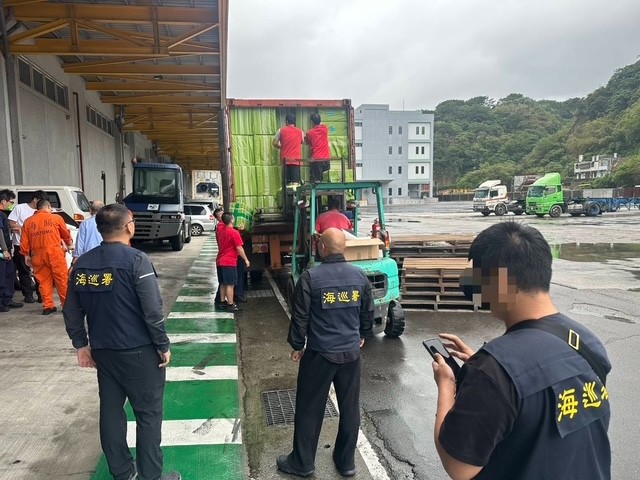 海巡人員會同基隆關開櫃檢查。（海巡署提供）