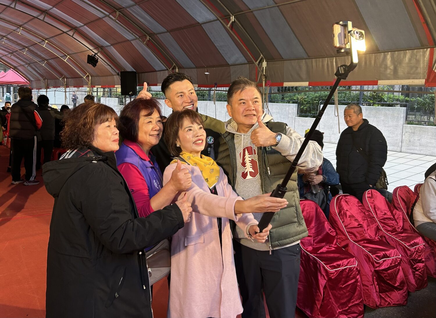 立法委員莊瑞雄(右)一到場就遇到熱情居民合照,他也大方承諾如果呂宇晟當選,居民就等於得到大南興地區里長和兩位立法委員的支持。(記者陳世軒攝)