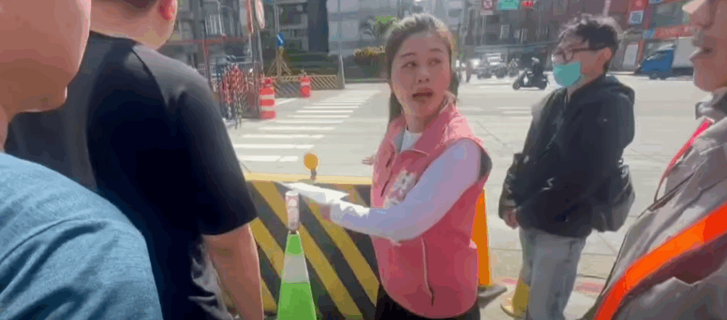 台北市議員洪婉臻會勘萬大路東園街口捷運施工交通改善工程。（圖／記者鄭元毓翻攝）