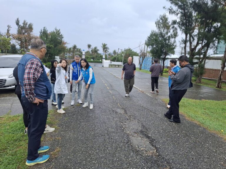 立委黃仁夫人王春梅上午率服務團隊會勘富岡、馬蘭、豐田、康樂、豐榮及豐里等6所國小校園設施。(圖／記者翻攝)