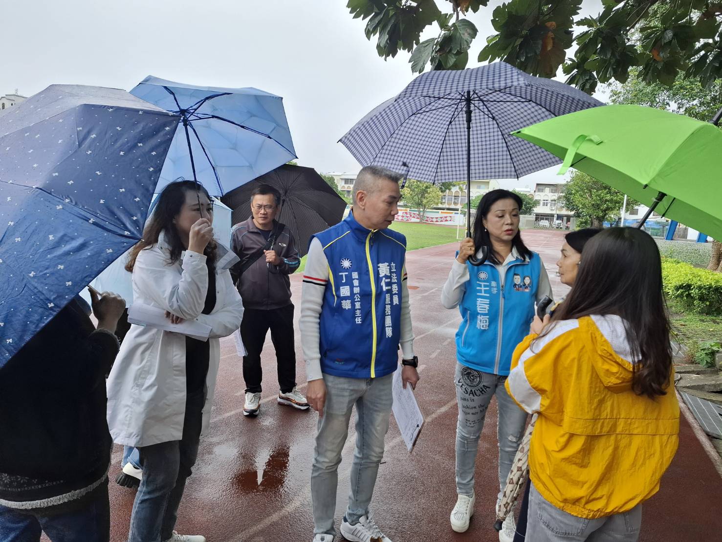 上午一度遇天雨，王春梅一行仍馬不停蹄在校園進行會勘。(圖／記者翻攝)