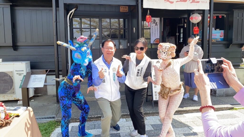 張啓楷(左2)、民眾黨東區市議員候選人林昱孜(荔枝妹；右2)和現場演出的光鍊劇團部分成員合照。(記者包克明 攝)