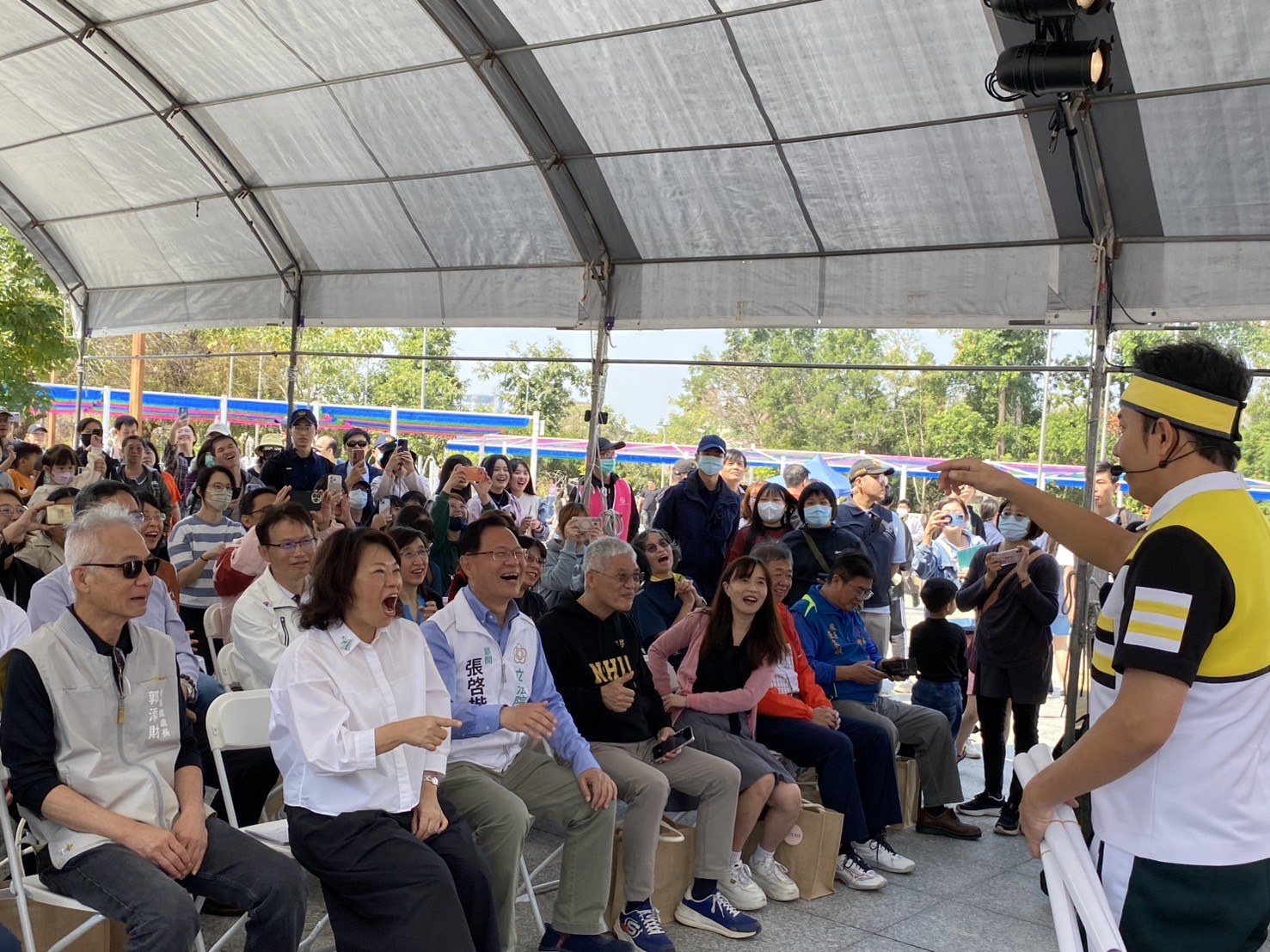 「香蕉哥哥」登台帶動唱跳，黃敏惠與張啓楷隨之手舞足蹈，台上台下瞬間掀起一片「卡加布列島」熱潮。(記者 包克明攝)