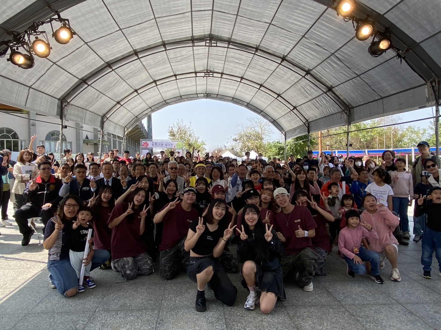 嘉義市長黃敏惠與張啓楷和現場所有校長、貴賓、學生大合照。(記者 包克明攝)