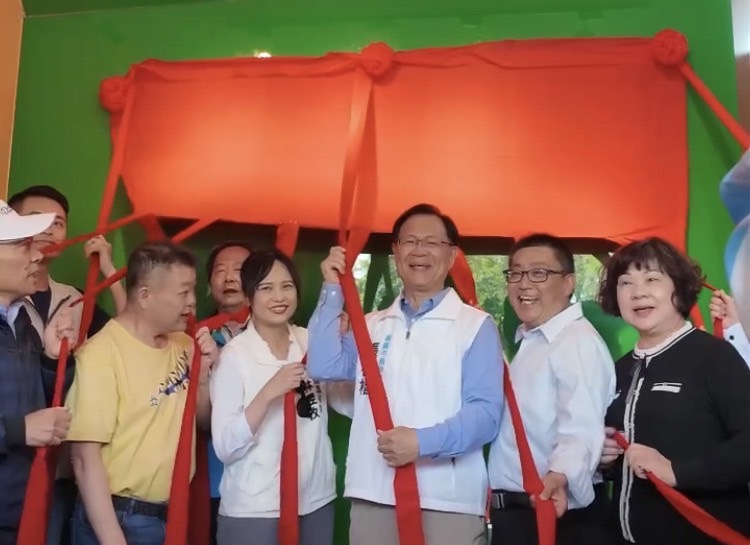 民眾黨嘉義市長參選人張啓楷與嘉義市議員擬參選人林昱孜「東區聯合服務處」今日正式揭牌成立。(記者翻攝)