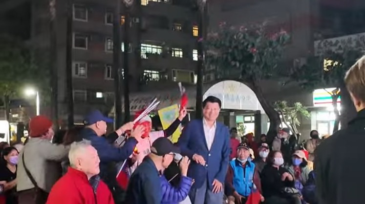 謝龍介意外現身，引發許多民眾驚喜歡呼，為活動現場掀起一陣高潮。(記者翻攝)