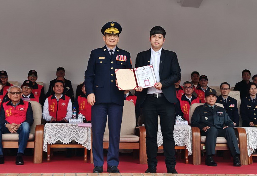 保安警察第一總隊總隊長張國雄(左)頒發感謝狀謝謝譚運闓協助完成保安總隊進行曲。 (圖/記者翻攝)