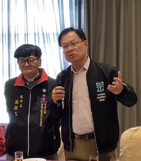 中華民國各級公教退休人員總會總會長胡敦富(左)發表公開信，率先表態「唯一支持」嘉義市長參選人張啓楷(右)。(圖／記者翻攝)