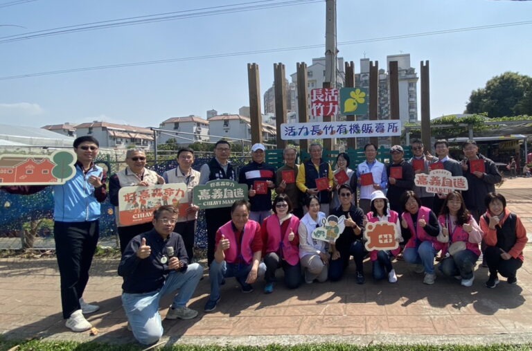 張啓楷出席在長竹里「活力長竹有機販賣所」舉辦的「窯藝風華成果展」。(圖／記者 包克明攝)