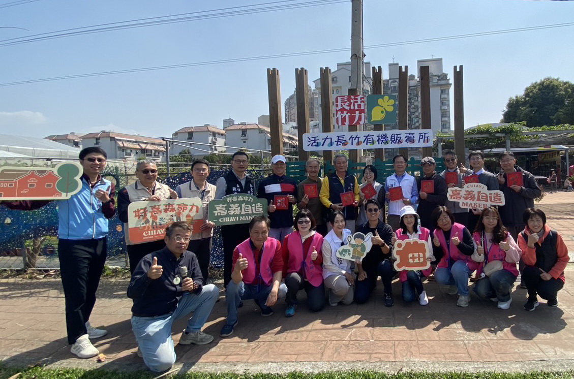 張啓楷出席在長竹里「活力長竹有機販賣所」舉辦的「窯藝風華成果展」。(圖／記者 包克明攝)