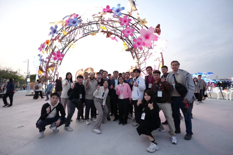 民眾黨創黨主席柯文哲特地南下嘉義與嘉義市長候選人張啓楷一同與學員密集面對面交流,並前往2026台灣燈會在嘉義現地參訪。(圖/民眾黨嘉義市黨部)