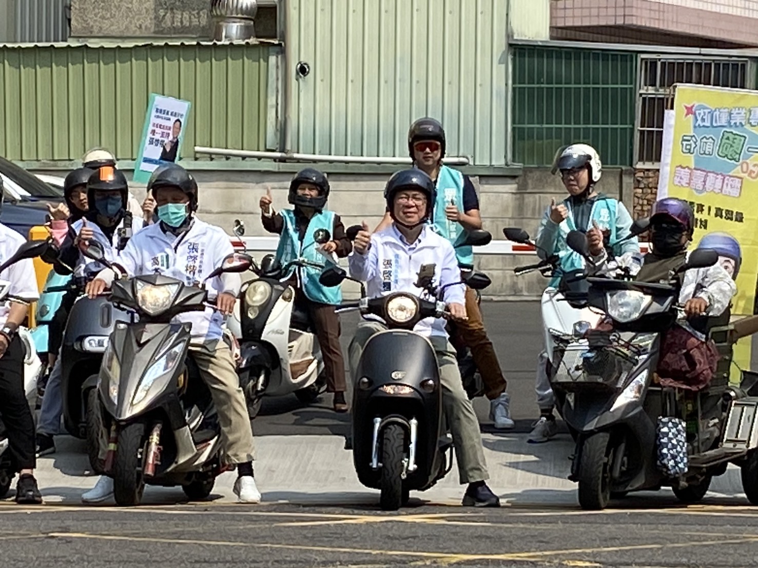 張啓楷騎乘機車參與上午登場的「吾愛吾嘉 阿楷挺你一起go」機車大掃街。(圖／民眾黨嘉義黨部)