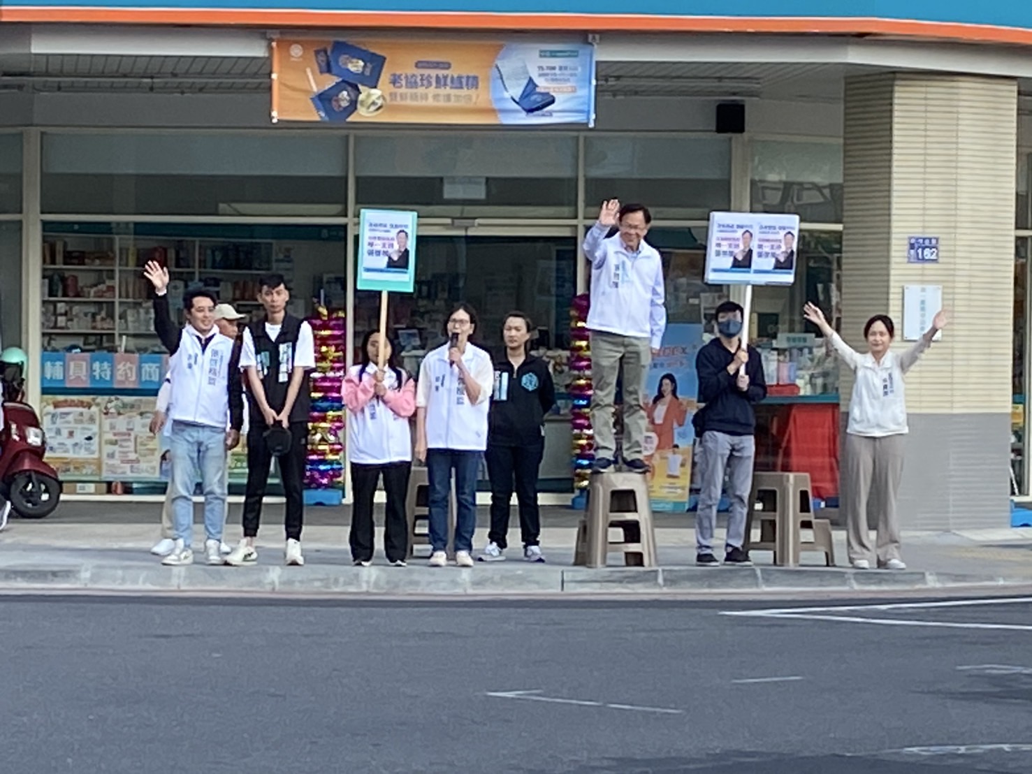 張啓楷一大早由前立委蔡壁如(左4)陪同，率東區市議員參選人林昱孜(右1)及志工團隊於路口向通勤族問候「早安」。(圖／民眾黨嘉義黨部)