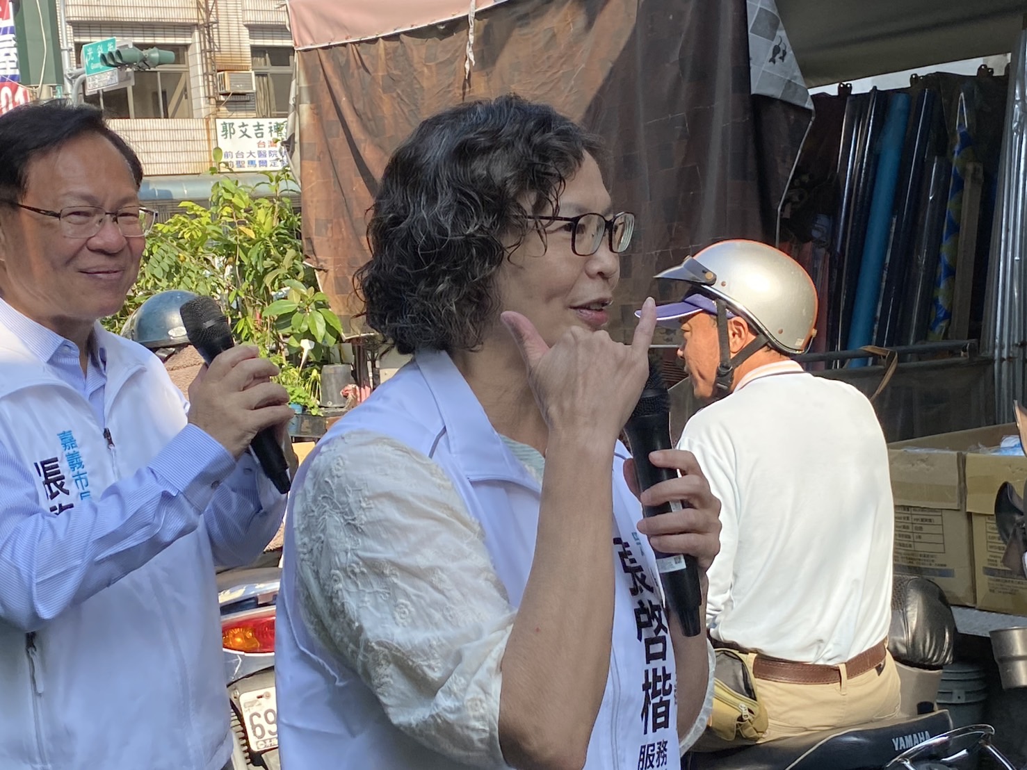 前立委蔡壁如向市場內攤商及買菜鄉親提醒，電話民調「唯一支持」張啓楷。(圖／民眾黨嘉義黨部)