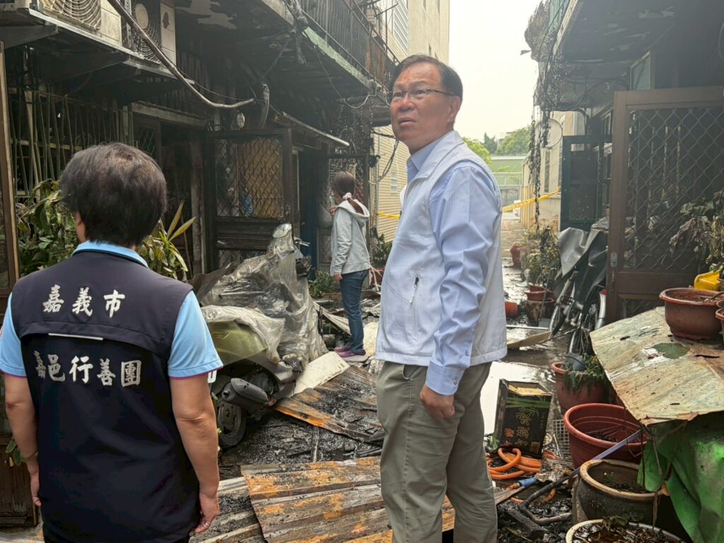 張啓楷多次赴現場關切並呼籲各慈善團體能伸出援手。（圖／民眾黨嘉義黨部）