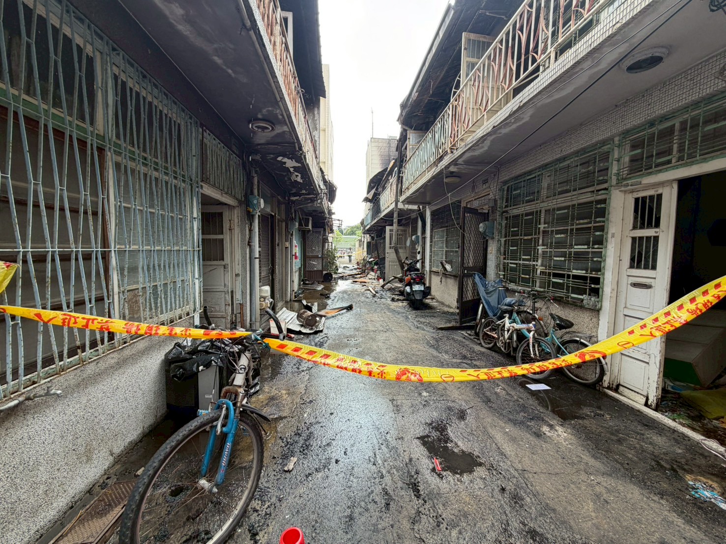 嘉義市政府消防局接獲通報後，立即出動20輛消防車及55名警消人員趕赴現場搶救，並同步展開住戶疏散行動。（圖／民眾黨嘉義黨部）