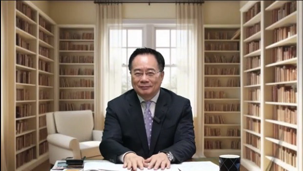 即將入監服刑,蔡正元身著黑西裝紫色小白點領帶一臉略顯嚴肅的笑臉,錄影為張啟楷站台力挺。(記者翻攝)