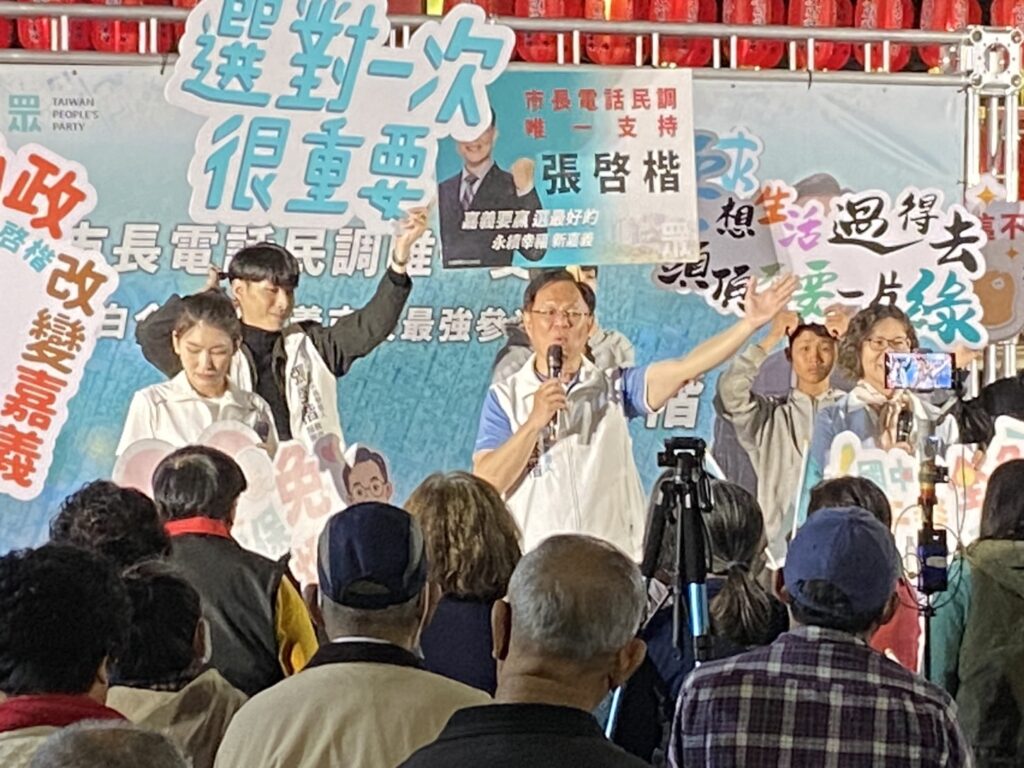 「三夜三廟口」政策開講行動，首場於昨（20）日晚間在嘉義市東區文財殿登場，吸引大批地方民眾與支持者到場聆聽。(圖／民眾黨嘉義黨部)