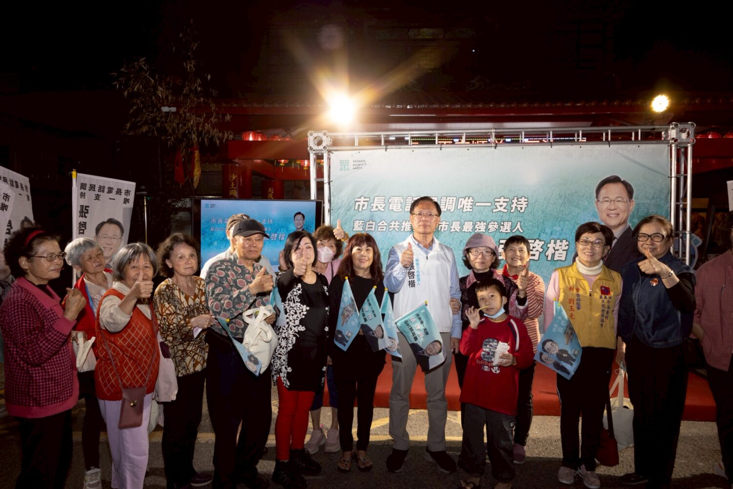 張啓楷宣示，他當選市長，滿65歲以上健保免費；國中、小學生營養午餐免費，他每周會有一天和學童一起用餐，確保品質。獲得許多婦女認同、支持。(圖／民眾黨嘉義黨部)