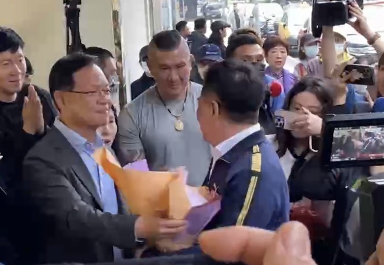 前中影公司董事長蔡正元赴北檢執行科報到入監服刑，台灣民眾黨嘉義市長參選人張啟楷和網紅「館長」陳之漢現身力挺。(記者 包克明攝)