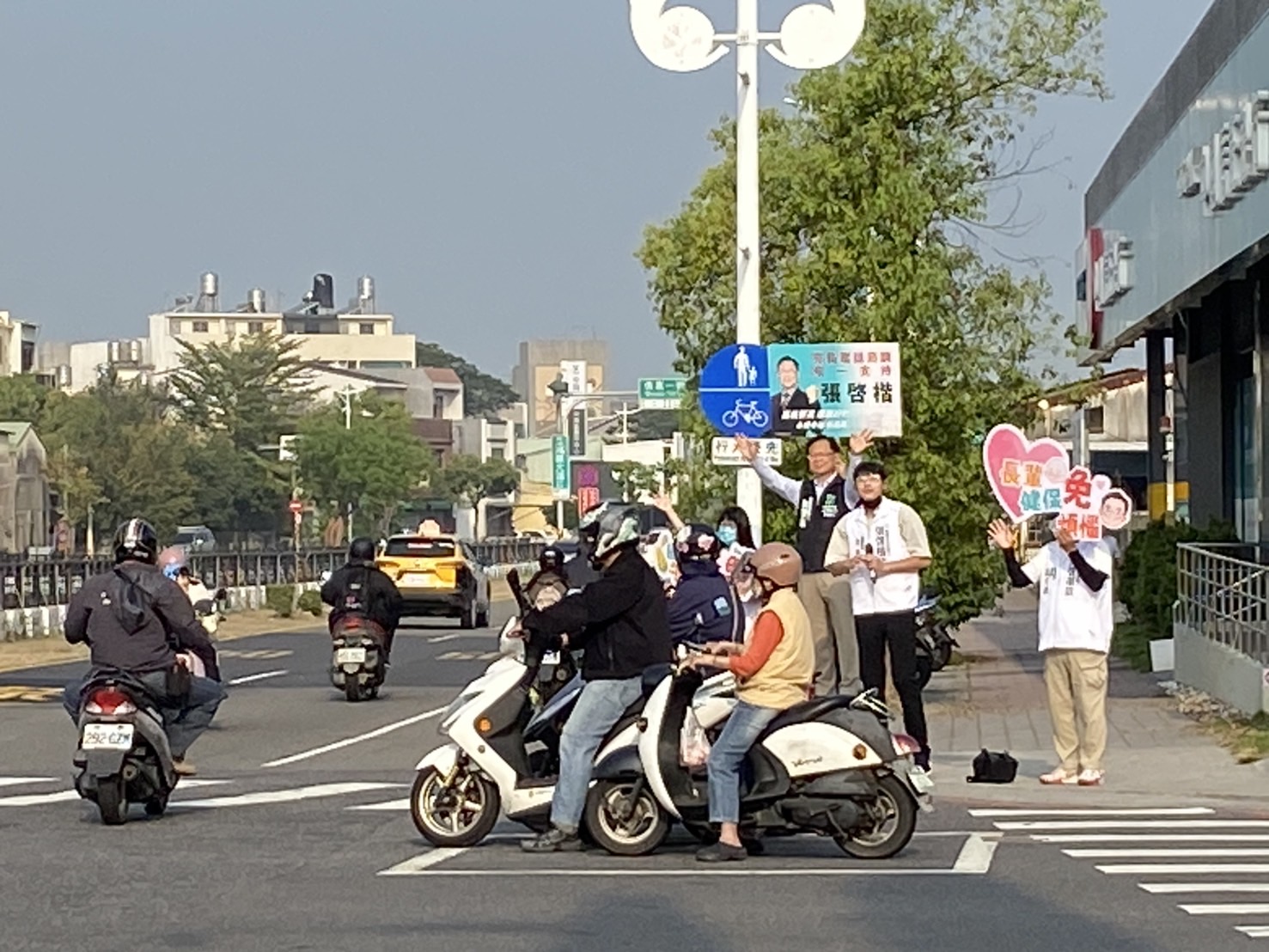 爭取即將在四月3日至5日登場的電話民調勝出，張啓楷一大早展開街口拜票，民眾反應相當熱烈。(圖／民眾黨嘉義黨部)