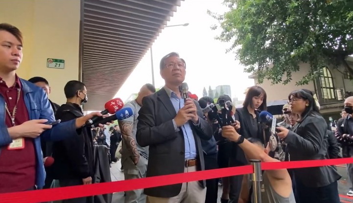 張啓楷在現場發言時指出，他前一晚跟民眾黨創黨主席柯文哲還有民眾黨立法院黨團主任陳智菡到蔡正元家裡面去探視。(記者 包克明攝)