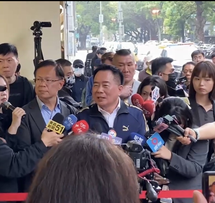 前中影公司董事長蔡正元赴台北地檢署報到，張啓楷偕網紅「館長」陳之漢及數十名支持者現身聲援。(記者 包克明攝)