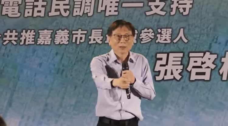 國民黨桃園市議員詹江村也現身廟口開講現場,揭露過去國民黨在訓練文宣人員的時候,張啓楷曾經是他的老師。(圖/民眾黨嘉義黨部)