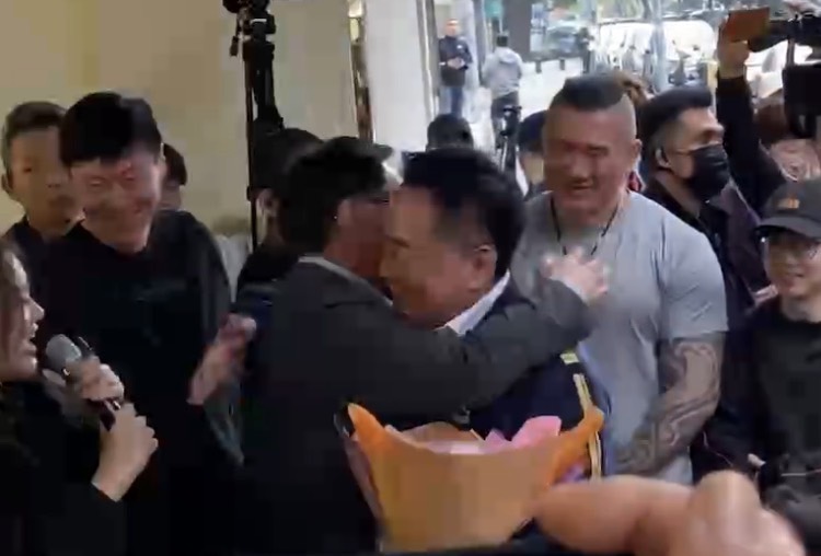 「館長」陳之漢上午和張啓楷一同現身台北地檢署執行科聲援報到入監服刑的國民黨前立委蔡正元。(記者 包克明攝)