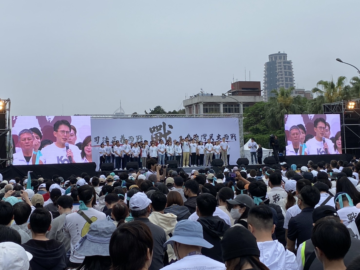 黨主席黃國昌致詞時一度情緒激動,承諾民眾黨會更加打拚,希望將公平正義還給人民。(圖/民眾黨嘉義黨部)