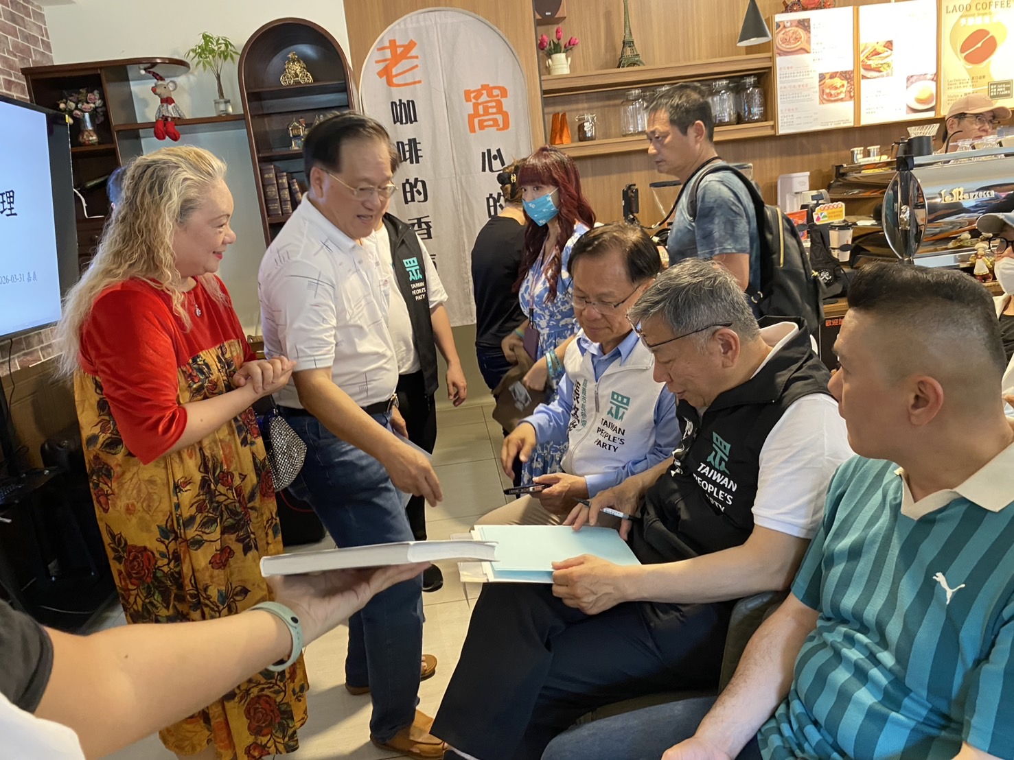 「小草」們紛紛向創黨主席柯文哲索要簽名,阿北來者不拒,場面十分熱烈。(記者 包克明攝)