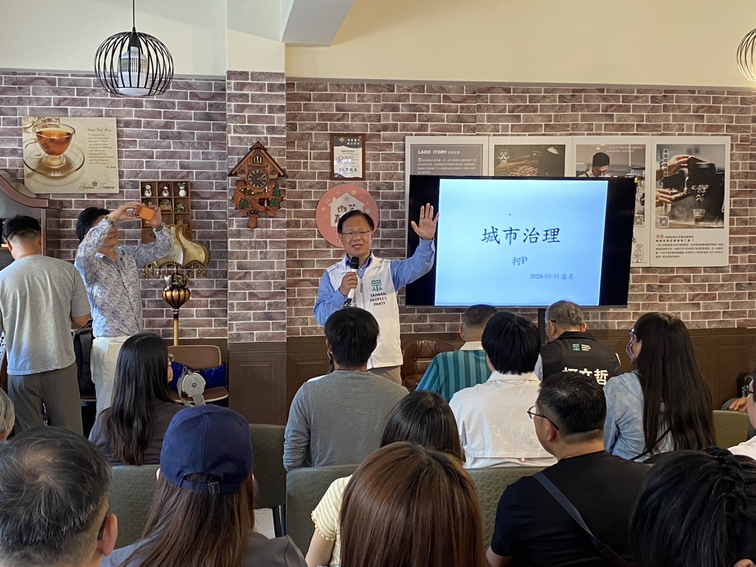 柯文哲建議,張啓楷若能在4月6日民調中勝出、成為藍白合作最強候選人,後續可比照蔣渭水昔日啟蒙群眾的方式,舉辦100場「民眾講堂」。(記者 包克明攝)