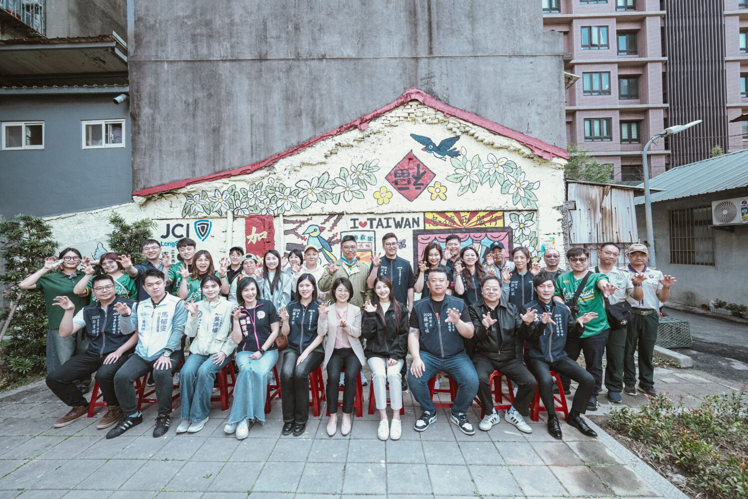 透過施育婷里長的堅持、居民的包容,以及青年局的鼎力支持,為青年公益與地方創生種下了希望的種子。(圖/供稿單位 提供)