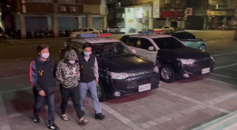 警方帶許姓犯嫌回駐地畫面。(圖／記者戴昱弘 翻攝）