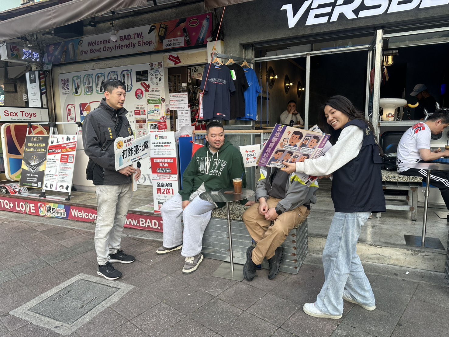 萬華分局員警主動走入觀光景點、向民眾及遊客進行防詐宣導。（圖／記者 趙靜姸翻攝）