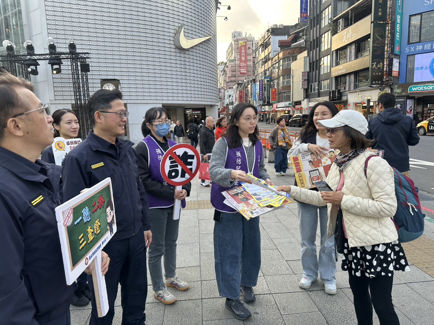萬華分局員警向現場民眾進行防詐騙宣導。（圖／記者 趙靜姸翻攝）