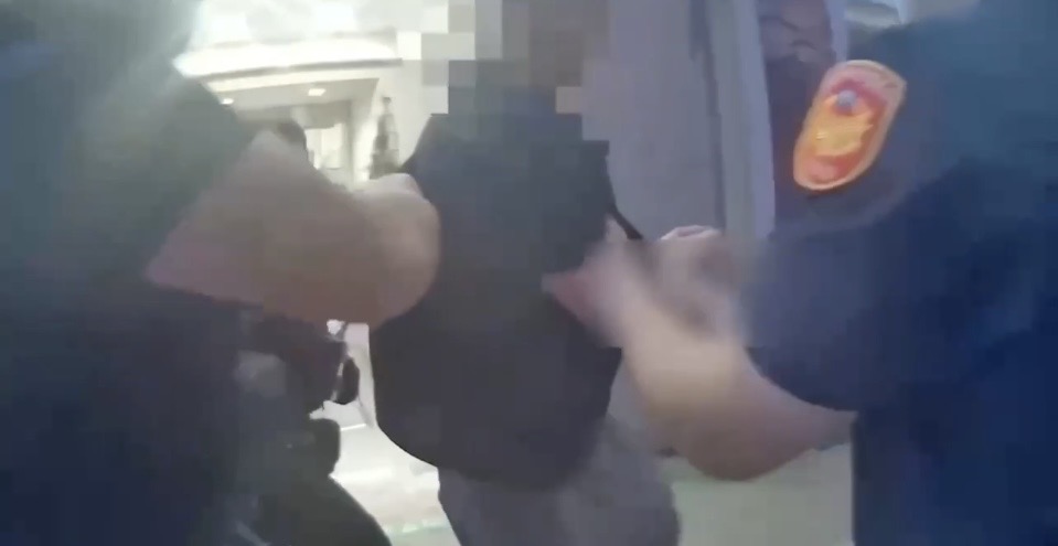 員警獲報後前往現場並將男子帶返派出所。（圖／記者 趙靜姸翻攝）
