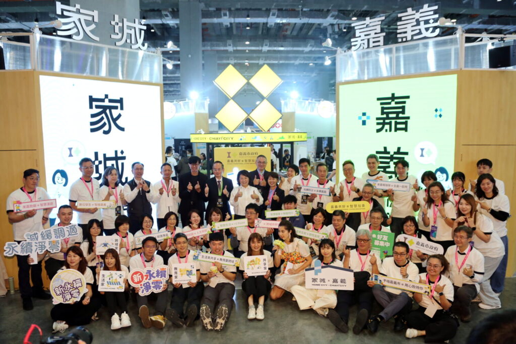 2026智慧城市展，市長黃敏惠（後排左八）帶領市府團隊出席開幕典禮。（圖／嘉義市政府新聞局提供）