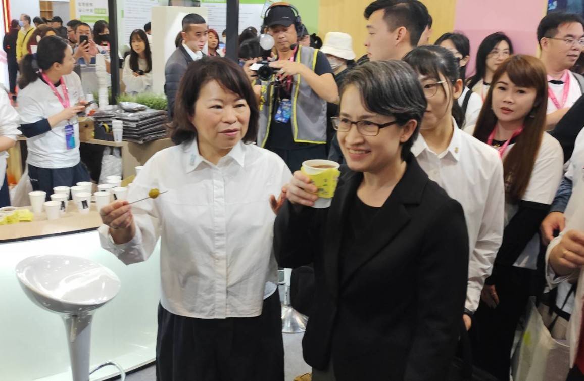 蕭美琴副總統特別前來嘉義市展館參觀並啜飲限定的「嘉義光景咖啡」，也讚賞場館及展出內容。（圖／嘉義市政府新聞局提供）