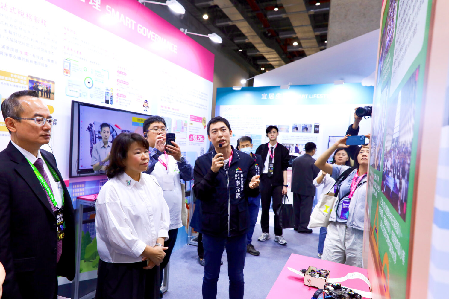 黃敏惠市長（左二）透過親身體驗，市府今年以「家城×嘉義」為主題，整合演示展館多項16個局處、15項計畫共同參展，演示互動亮點。（圖／嘉義市政府新聞局提供）