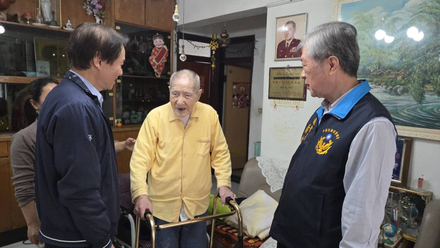 陪同退警總會黃啟澤總會長（右一）探望108歲退警總會最高壽的繆潤之（中）會員。（圖 ／耿繼文提供）