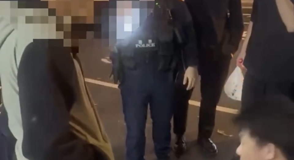 員警逮捕犯嫌歸案。（圖／記者 趙靜姸翻攝）