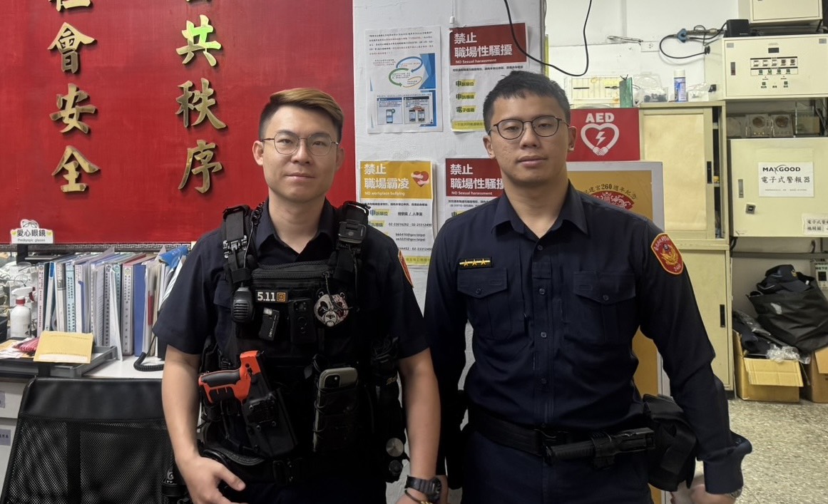 臺北報導】萬華分局華江派出所警員鍾育致(左)、吳東霖(右)。(圖/記者 趙靜姸翻攝)