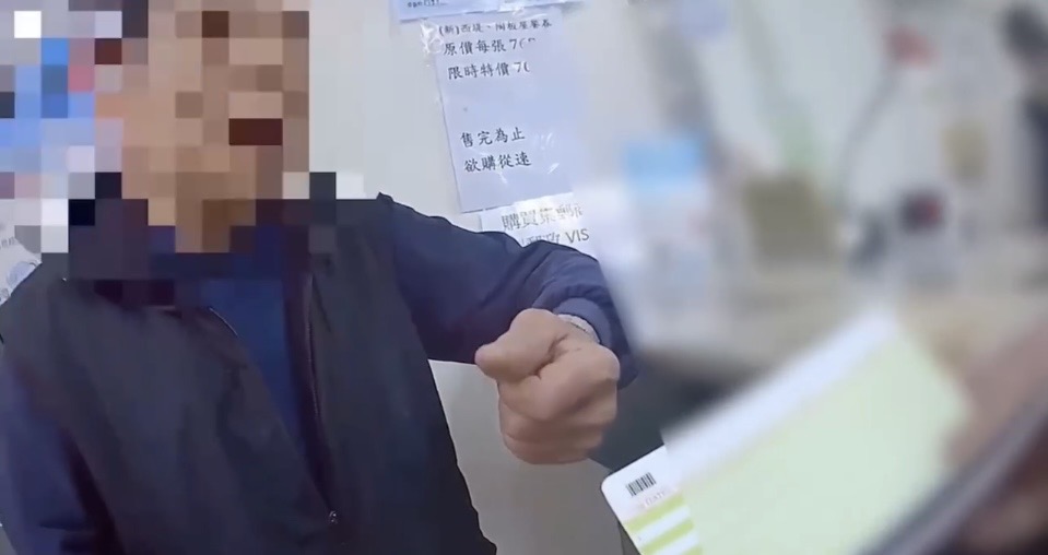 員警到現場發現異狀,勸阻民眾此為詐騙。(圖/記者 趙靜姸翻攝)