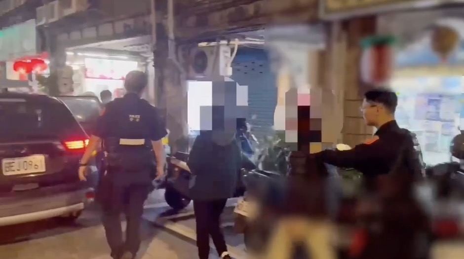 員警帶現場人員上車。（圖／記者 趙靜姸翻攝）