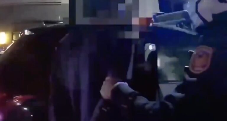 警方查獲犯嫌後將其帶上車。（圖／記者 趙靜姸翻攝）