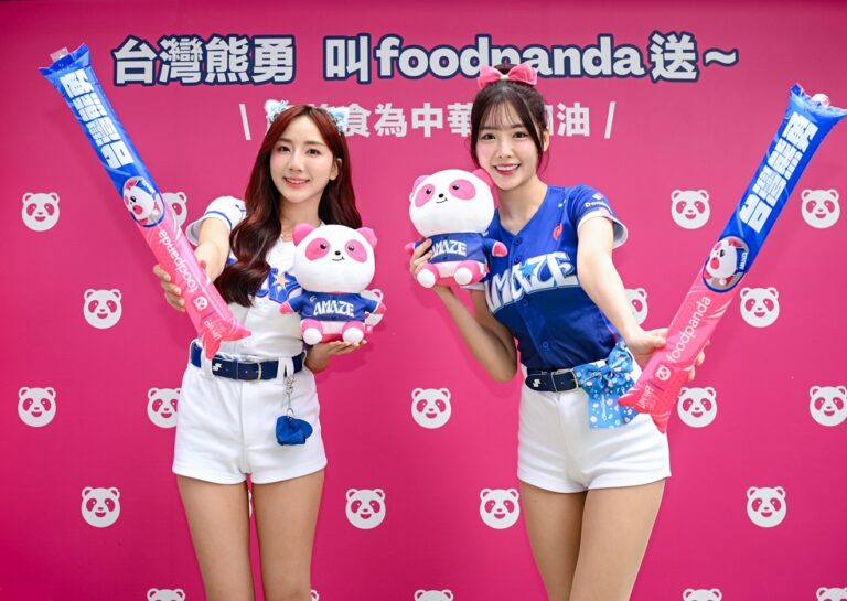 foodpanda 於台北信義香堤大道設置應援攤位與CT AMAZE 菲菲、沛沛一同為 Team Taiwan 應援。(圖/業者 提供)