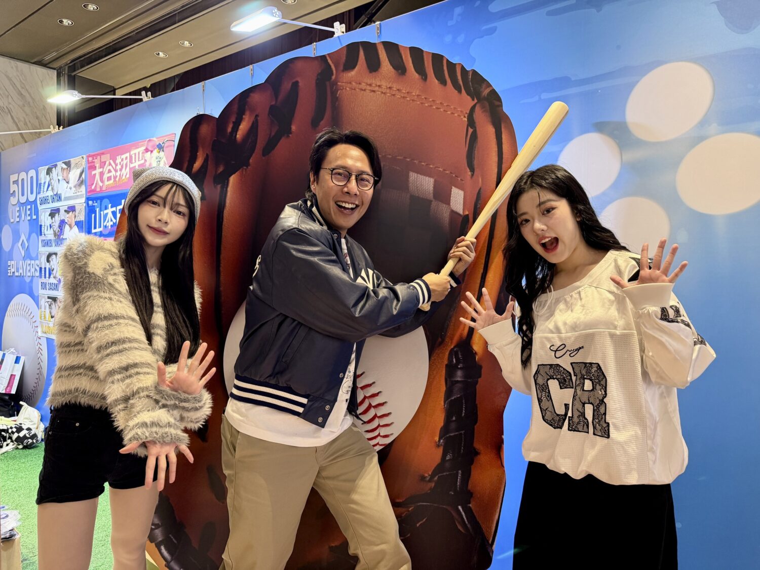 左起-人氣啦啦隊女孩宛宛、「港仔台爸」金鐘主持張啟樂、饒舌歌手ZX 彷彿置身熱血球場。(圖/像素匯 提供)