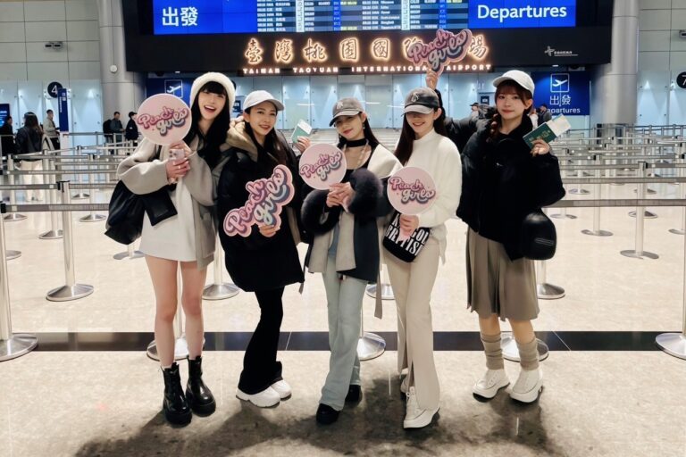 左起-「17LIVE桃氣女孩」（Peach Girls）成員艾麗、邦妮、筱晴、穎樂、蔓妮，正式踏出國際舞台，受邀赴韓國職業排球聯賽賽事中進行跨國應援演出。(圖/影響力動能 提供)