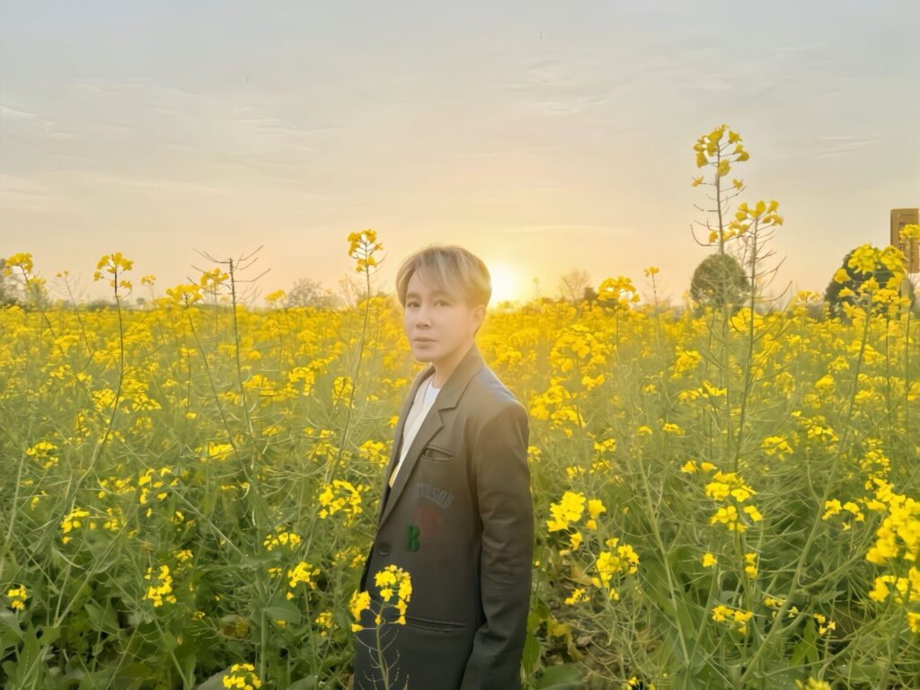 為呼應歌曲意境，梵緯 特別選在油麻菜花盛開的花海拍攝視覺照，以金黃色花海象徵女性堅韌而溫柔的生命力。(圖/梵緯 提供)